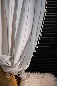 Detailaufnahme von Baumwoll-Leinen Vorhängen mit Streifen und eleganten Quasten am Rand