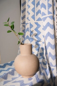 Détail du tissu en coton et lin à motif géométrique bleu avec des franges artisanales