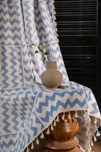 Détail du rideau en coton lin à motif chevron bleu avec pompons décoratifs blancs