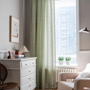 Rideaux en lin vert à rayures avec bordures à pompons pour une décoration de salon chaleureuse