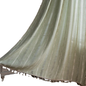 Rideaux brodés à rayures vertes avec motifs ondulés et finitions à pompons pour salon
