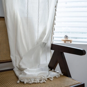 Tenda minimalista in cotone e lino con strisce verticali e nappe fatte a mano