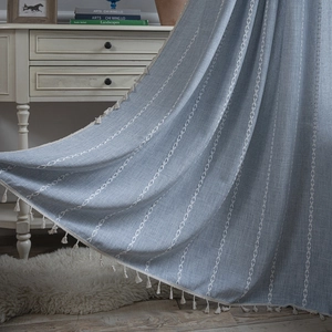 Tenda in lino blu pastello con foglie ricamate bianche ed elegante frangia con nappe