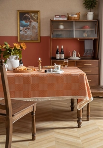 Nahaufnahme der orangefarbenen Jacquard-Tischdecke mit Quasten im rustikalen Vintage-Stil