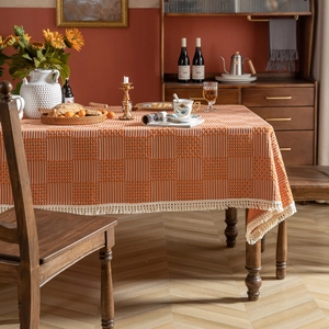 Vintage Tischdecke orange-weiß kariert mit Quasten auf rustikalem Esstisch