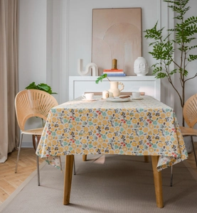 Detail der Vintage-Tischdecke mit Blumenmuster und Baumwoll-Leinen-Textur für Zuhause