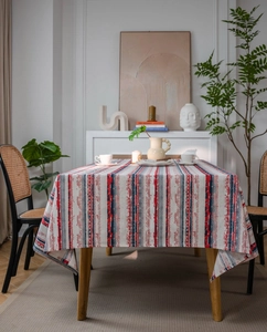Detailaufnahme der rechteckigen Tischdecke mit rot-weiß-blauen ethnischen geometrischen Streifen