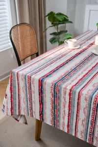 Detail der gestreiften Leinen-Tischdecke mit rot-blauem böhmischem geometrischem Muster