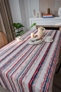 Detailansicht der Vintage-Tischdecke mit roten und blauen Streifen im Boho-Muster