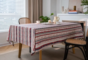 Nahaufnahme von rot-blauen Boho-Streifen auf rechteckiger Tischdecke aus Leinenmischung