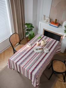 Detaillierte Textur der rechteckigen Tischdecke mit Retro-Streifen und geometrischem Muster