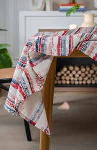 Detail der böhmischen Tischdecke aus Baumwollleinen mit rot-blauen Streifen auf Holztisch