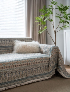 Dettaglio del copridivano jacquard bohémien con frange decorative in tessuto bianco