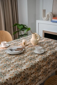 Detail von floralem Jacquard-Tischtuch mit Fransen und dicker Leinentextur