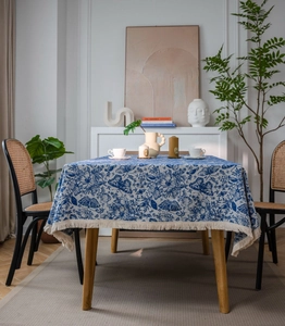 Jacquard-Tischdecke mit blauem Blumenmuster, Schmetterlingen und cremefarbenen Fransen