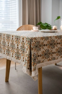 Detailansicht der geblümten Jacquard-Tischdecke mit Fransen und Natur-Blumenmustern
