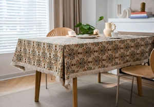 Detailansicht der floralen Jacquard-Tischdecke mit rustikalen Quasten und Vintage-Muster