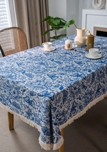 Detail der blau-weißen Jacquard-Tischdecke mit Schmetterlingsmuster und Fransen