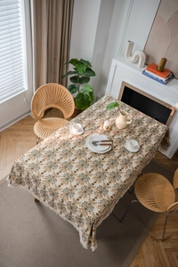 Detail einer floralen Jacquard-Tischdecke mit Quasten im Boho-Stil für den Esstisch