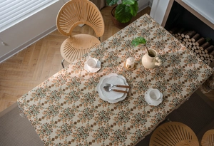 Detailansicht der böhmischen Baumwoll-Leinen-Tischdecke mit floralem Muster und Quasten