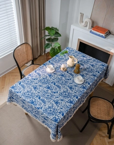 Detailansicht der Tischdecke mit blauen Schmetterlingsmustern und Fransenverzierung