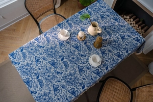 Nahaufnahme der böhmischen blauen Schmetterling Jacquard-Tischdecke mit Quastenrändern
