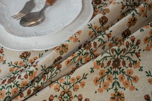 Nahaufnahme der dicken Boho-Jacquard-Blumentischdecke mit Vintage-Baumwoll-Leinen-Struktur