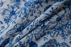 Makroansicht des blauen Toile-de-Jouy-Musters auf dickem Jacquard-Tischdeckenstoff