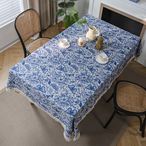 Französische Vintage-Tischdecke in Blau mit Schmetterlings-Jacquard und eleganten Quasten