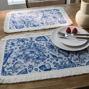 Set da tavola jacquard a farfalla blu con nappe bianche su un tavolo di legno vintage