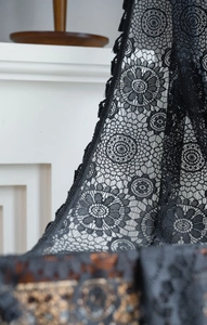 Vista dettagliata del tessuto in pizzo traforato bianco con intricato ricamo jacquard
