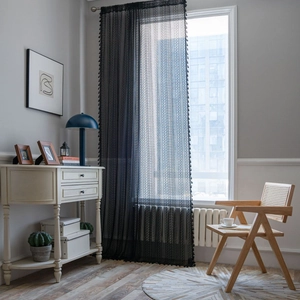 Elegante tenda in pizzo nero all'uncinetto con motivi geometrici e bordo a nappe
