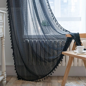 Elegante tenda in pizzo nero all'uncinetto con ricamo floreale e piccole nappe a frangia
