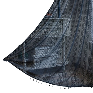 Tenda in pizzo nero elegante con motivi floreali e frange a goccia sul bordo inferiore