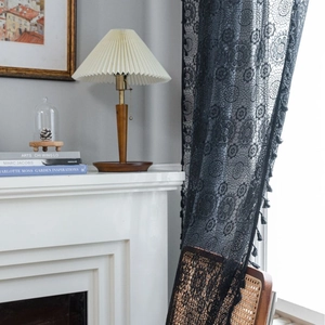 Eleganti tende in pizzo nero con ricamo floreale e nappe per l'arredamento del soggiorno
