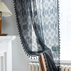 Tenda in pizzo floreale nero con nappe per un arredamento in stile vintage