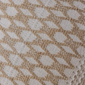 Boho-Kissenbezug mit geometrischem Jacquard-Muster und handgefertigten Fransen