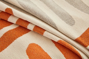 Detailopname van dikke geometrische geweven stof met oranje en grijze texturen van de plaid