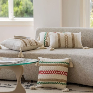 Set di quattro federe per cuscini Boho con strisce geometriche e lunghe nappe decorative