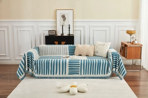 Detailopname van een blauw-witte geometrische bankovertrek met elegante kwastjes aan de randen