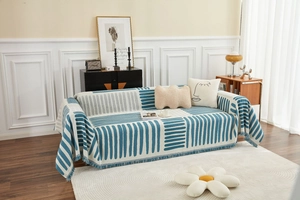 Detail van de blauw-witte geometrische gebreide plaid met franjes voor bankdecoratie