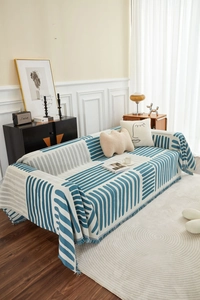 Detailopname van de blauw-wit gestreepte bankhoes met fijne decoratieve kwastjes