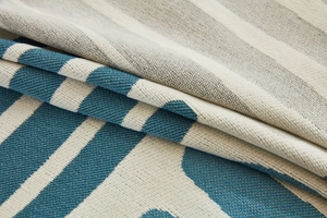 Detail van dikke blauw-witte geweven stof met geometrisch patroon en streeptestuur