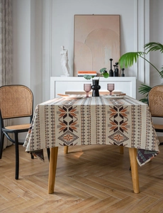 Détail de la nappe en jacquard avec motifs géométriques de flocons en orange et marron