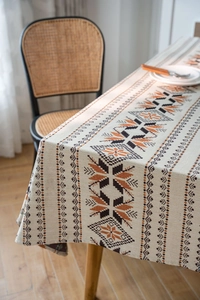 Texture détaillée de nappe jacquard épaisse avec motifs ethniques orange et noirs
