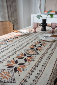 Gros plan sur la nappe jacquard bohème épaisse avec tissage texturé et motifs géométriques