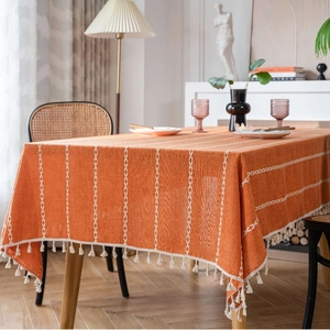Nappe orange en coton et lin avec broderie géométrique et bords à glands beige