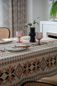 Détail de la nappe jacquard bohème avec motifs géométriques sur tissu en mélange de lin