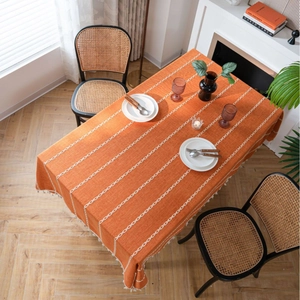Nappe rectangulaire orange en coton et lin avec broderie géométrique et glands blancs