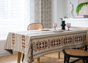 Détail du motif étoilé géométrique bohème sur un tissu de nappe épais en coton et lin